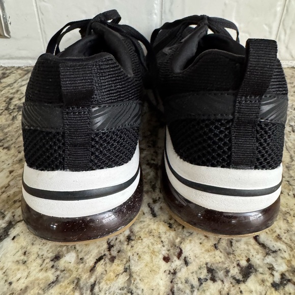 Skechers women’s 7.5 black and White Athletic walking Sneakers - Picture 4 of 4